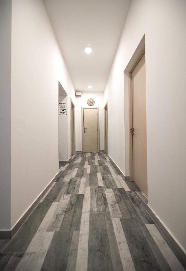 Hostel Evropa Nikšić エクステリア 写真