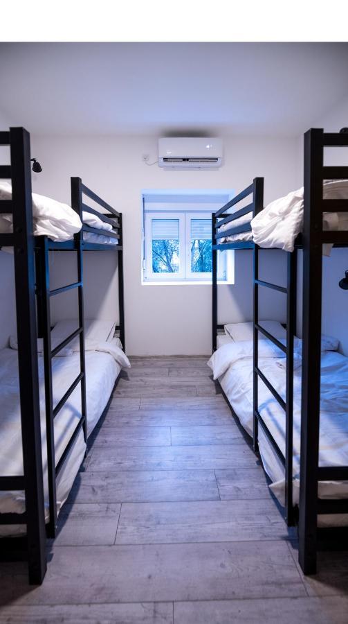 Hostel Evropa Nikšić エクステリア 写真