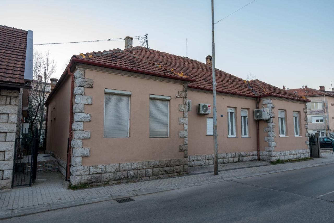Hostel Evropa Nikšić エクステリア 写真