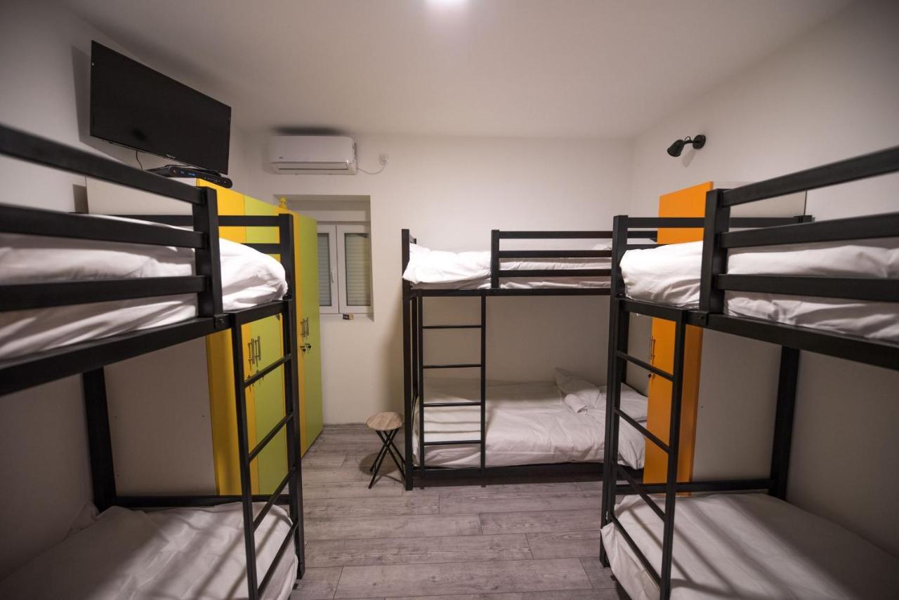 Hostel Evropa Nikšić エクステリア 写真